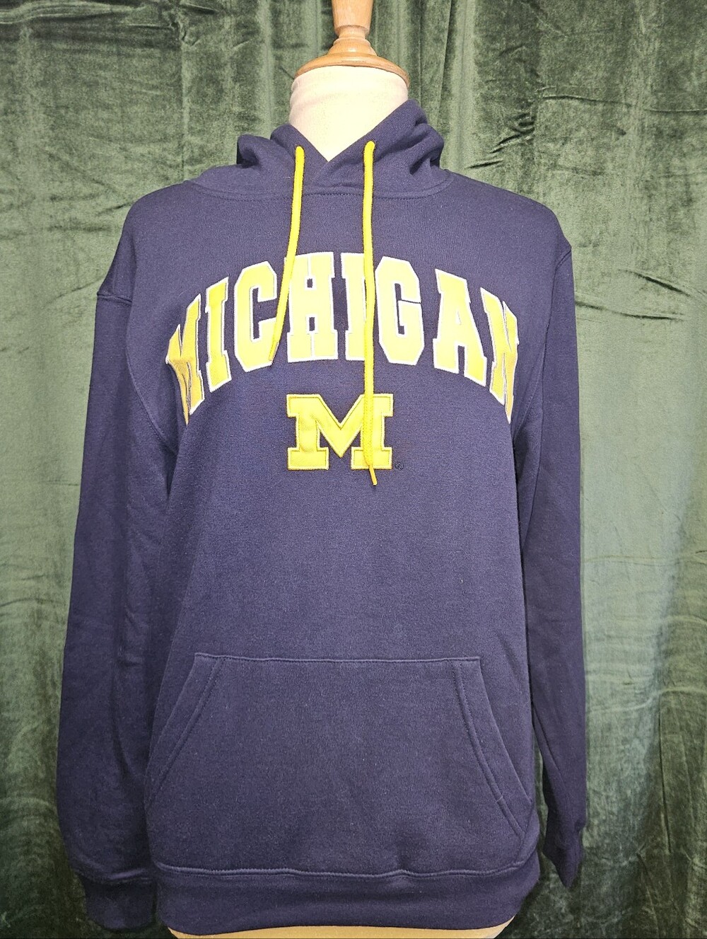 Colosseum Michigan Wolverines Logo Pullover Hoodie